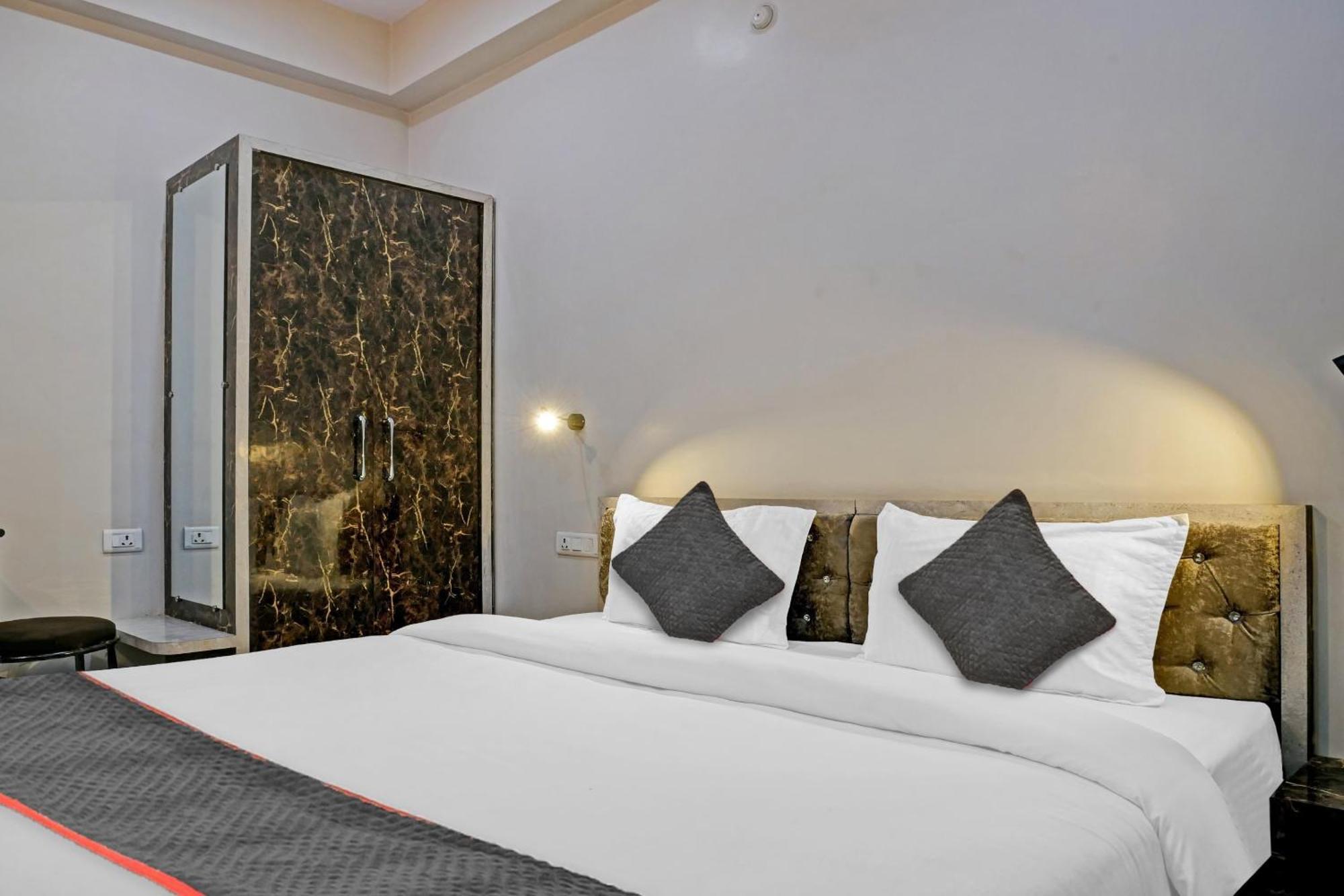 Готель Townhouse Navneeta Grand Kakarmatha Екстер'єр фото