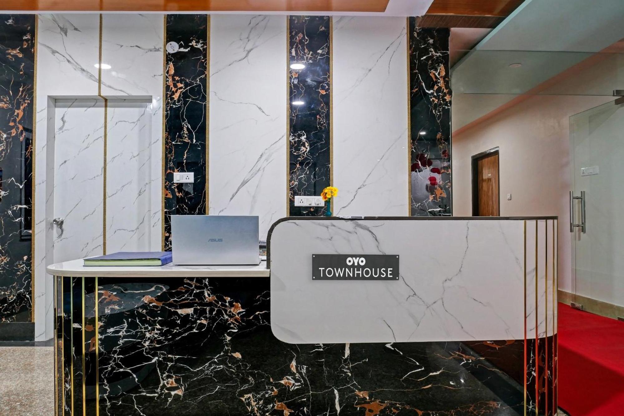 Готель Townhouse Navneeta Grand Kakarmatha Екстер'єр фото