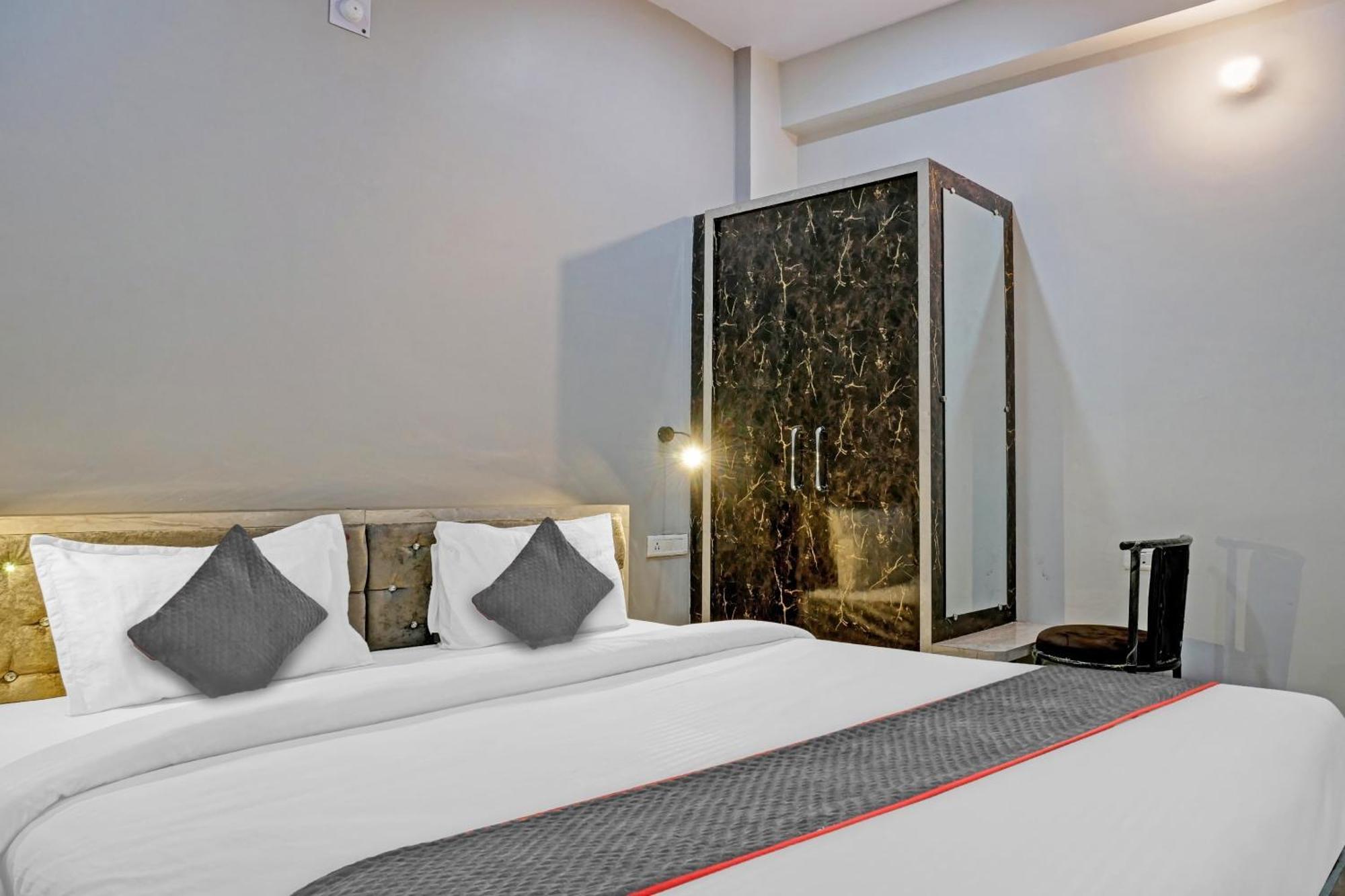 Готель Townhouse Navneeta Grand Kakarmatha Екстер'єр фото