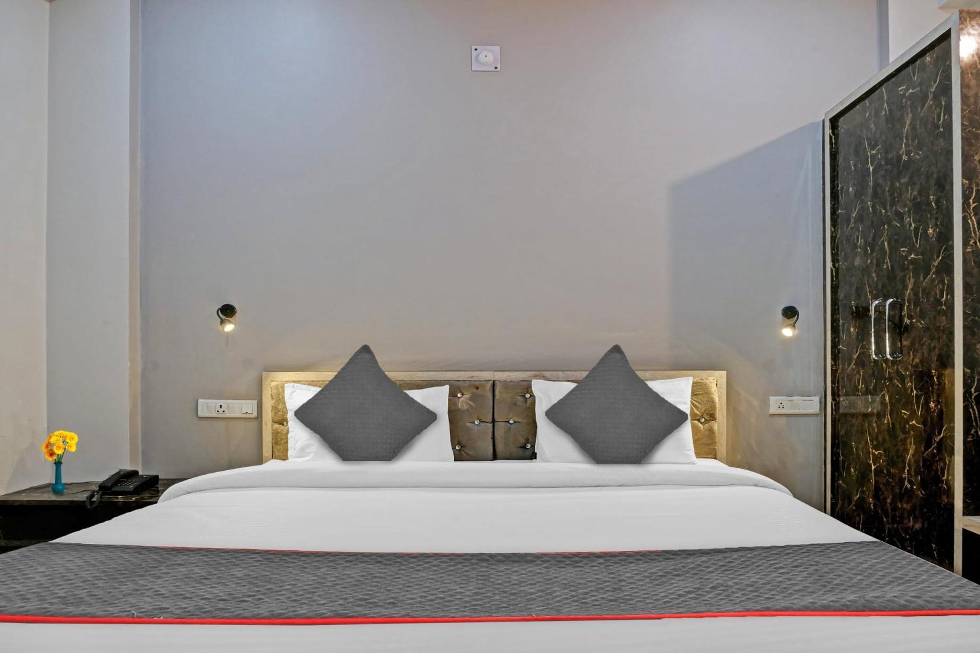 Готель Townhouse Navneeta Grand Kakarmatha Екстер'єр фото