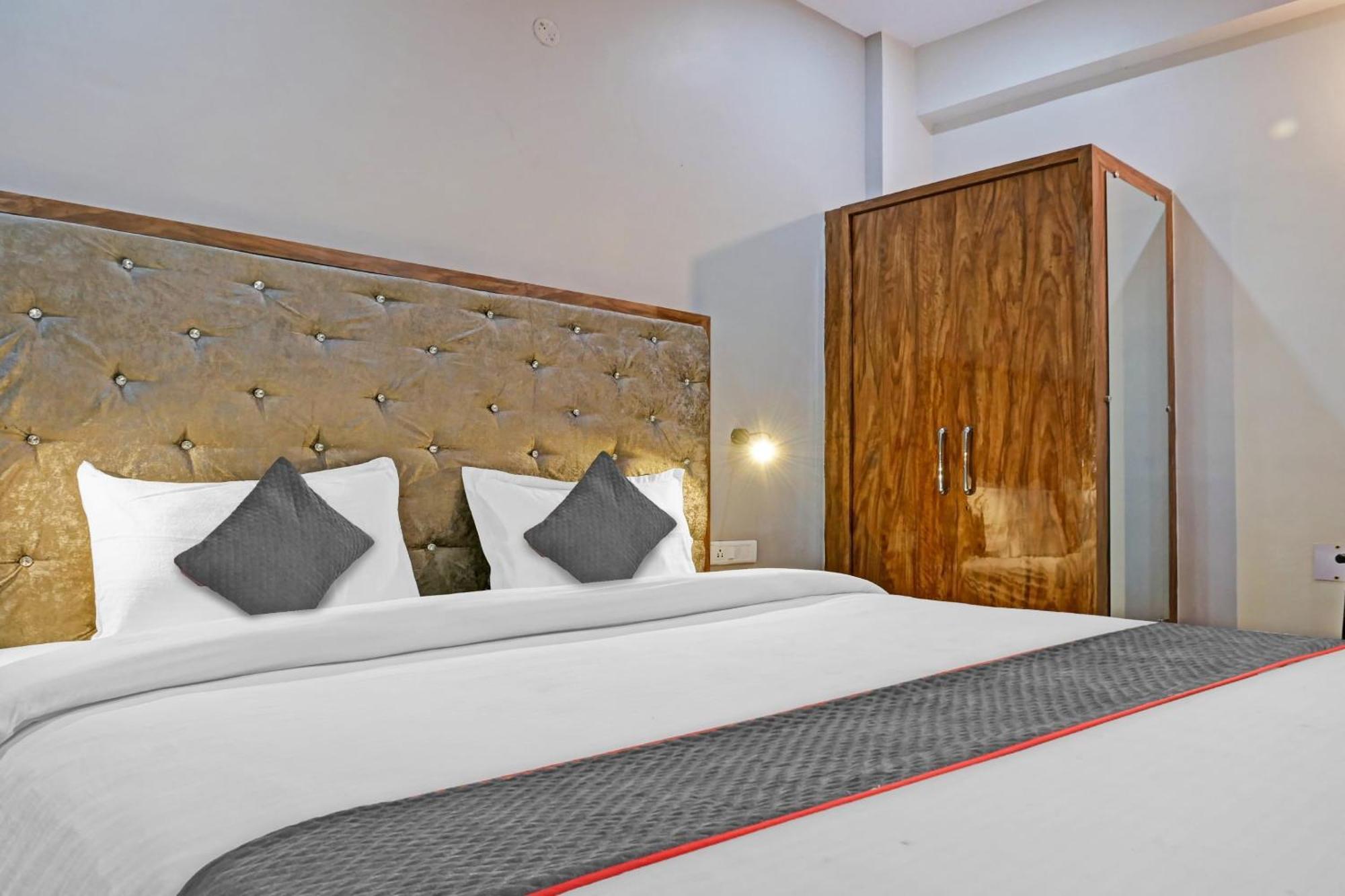 Готель Townhouse Navneeta Grand Kakarmatha Екстер'єр фото